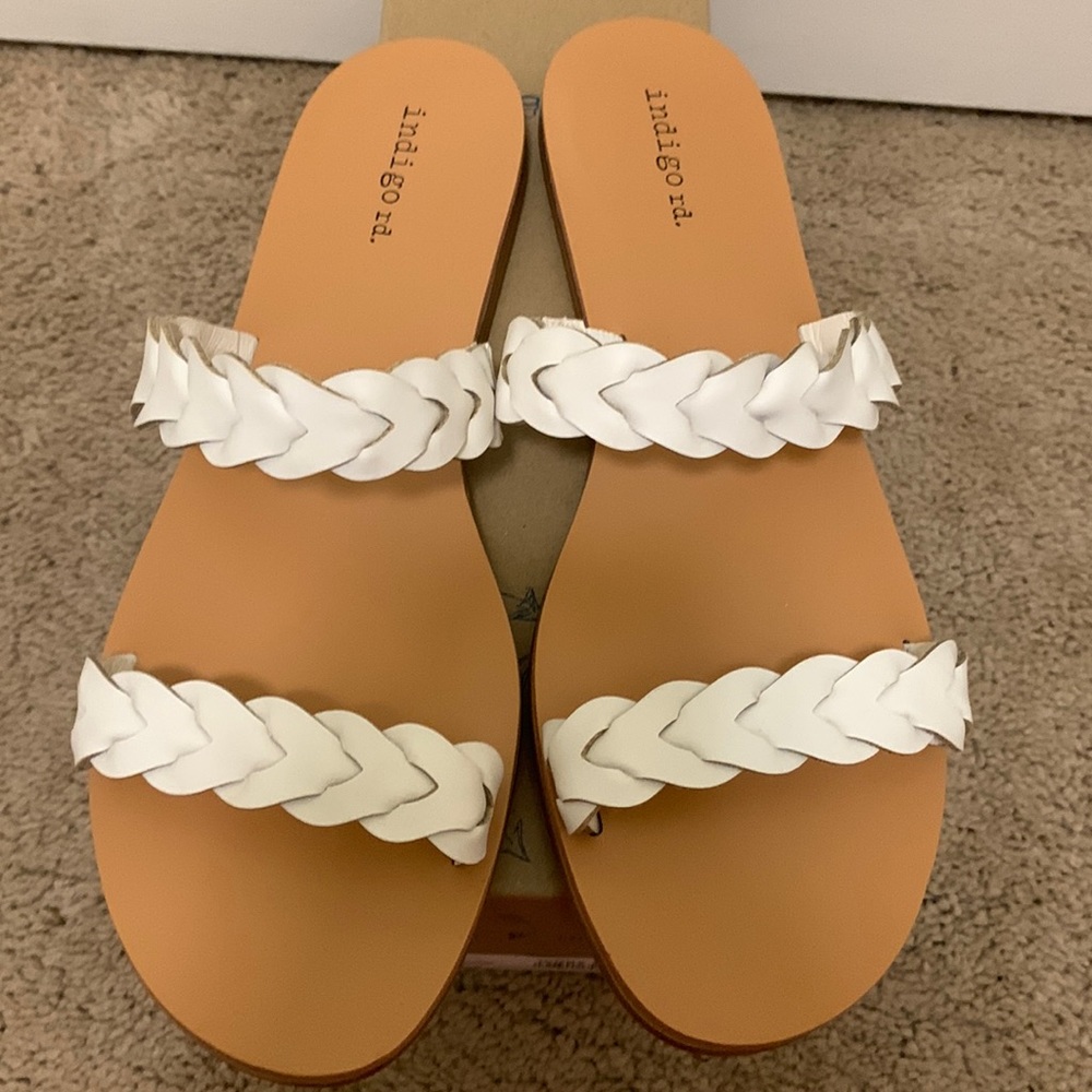 NIB Indigo Slip On Sandals in Ivory. Size 9.5